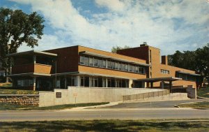 INDEPENDENCE MO~RESTHAVEN~HOME FOR ELDERLY~LATTER DAY SAINTS OPEN 1956 POSTCARD