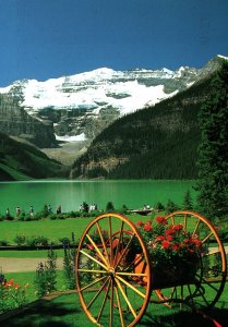 CONTINENTAL SIZE POSTCARD CHATEAU LAKE LOUISE AND GARDENS WITH LAKE REARGROUND