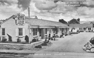 Salt Lake City Utah Bradfield Motor Lodge roadside Teich Postcard 21-9528