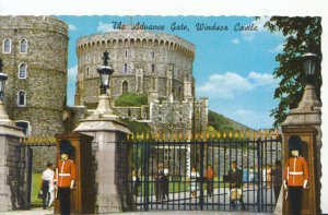 Berkshire Postcard - The Advance Gate - Windsor Castle - Ref 319A