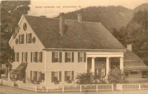 1930s Woodstock Vermont White Cupboard Inn Artvue occupation Postcard 25-11701