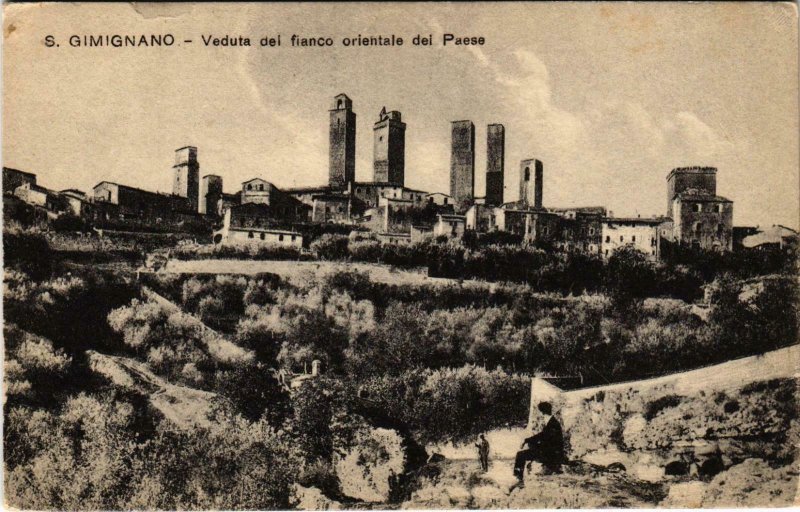 CPA S. Gimignano Veduta del fianco orientale dei Paese ITALY (802856)