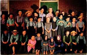 Amish Children Teacher Group Photograph Little Red Schoolhouse Postcard UNP VTG 