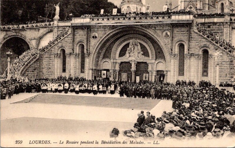 France Lourdes Le Rosarie pendant la Benedcition des Mmalades