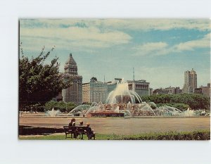 Postcard Buckingham Memorial Fountain Against Chicago's Skyline, Chicago, IL