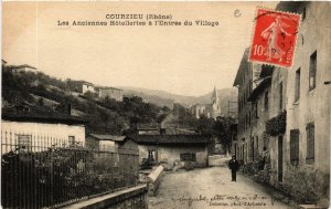 CPA COURZIEU Les Anciennes Hotelleries a l'Entrée du Village (443592)