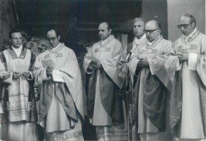 Religious service image clergy members social history Postkarte