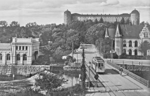 Uppsala Sweden~Utsikt från Östra Agatan med Slottet i bakgrunden-Photo POSTCARD