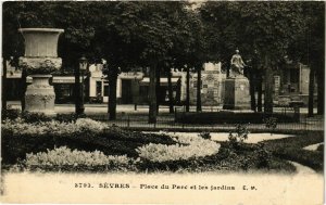 CPA SEVRES Place du Parc el les jardins statue (983136)