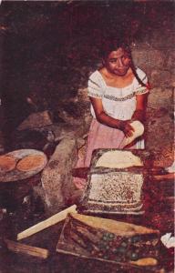 MEXICAN TORTILLERA~WOMAN COOKING TOTILLAS~ POSTCARD 1940s