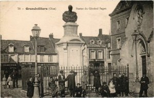 CPA Grandvilliers- Statue du General Saget FRANCE (1020614)