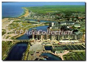 Postcard Modern Courseulles sur Mer Calvados General aerial view