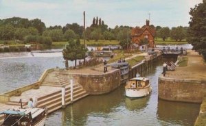 The Lock Goring On Thames Small Family Holiday Boat Boats Berkshire Postcard