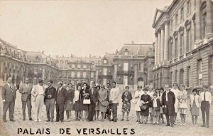 FRANCE~GROUP OF PEOPLE POSE IN FRONT OF PALAIS DE VERSILLES~REAL PHOTO POSTCARD