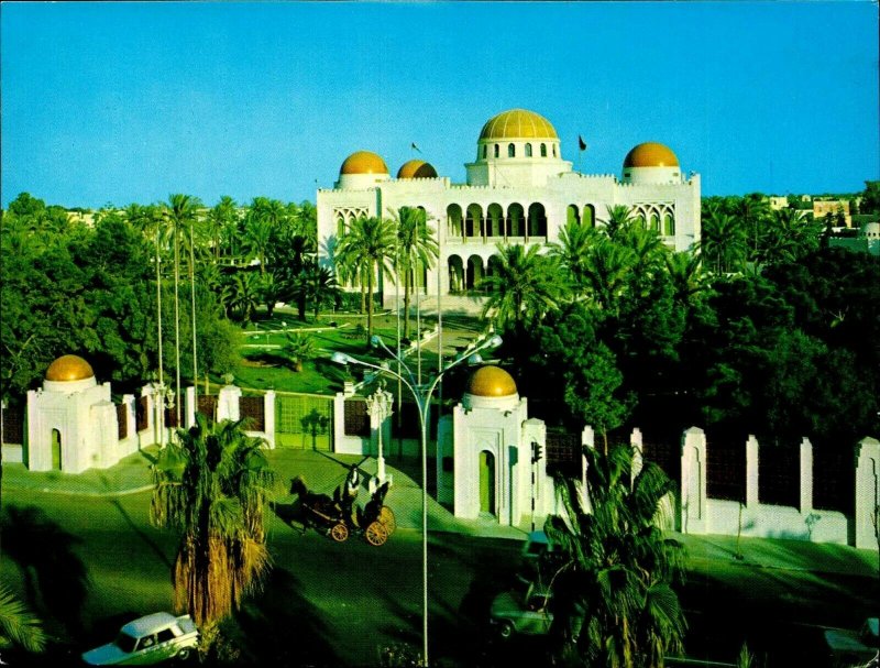 CI01293 libya tripoli palace traditional arab architecture old cars palmtrees