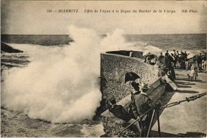 CPA Biarritz Effet de Vague a la Digue du Rocher de la Vierge FRANCE (1126491)