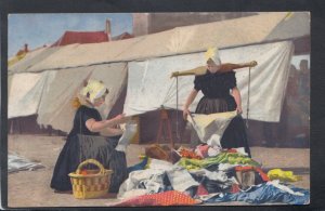 Netherlands? Postcard - Dutch Ladies With a Large Pile of Clothes   T9871