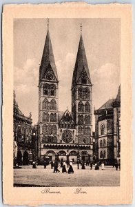VINTAGE POSTCARD THE CATHEDRAL AT BREMEN GERMANY AND STREET SCENE
