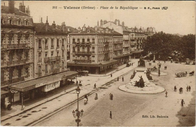 CPA Valence Place de la Republique FRANCE (1091668)