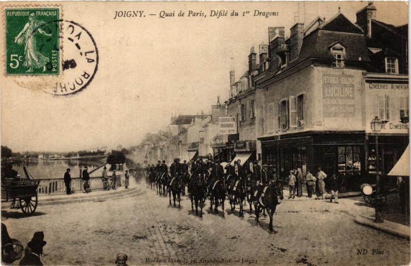 CPA JOIGNY - Quai de Paris Defile du 1er Dragons (358474)