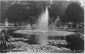 uk31005 fountain and lily pont hampton court palace london real photo uk