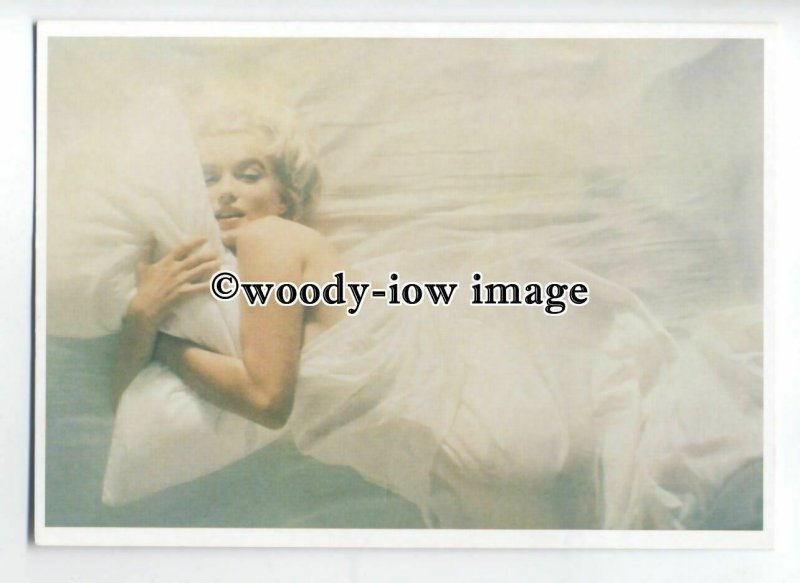 b3690 - Film Actress - Marilyn Monroe in Bed under Silk Sheets - modern postcard