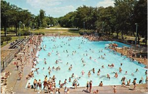 postcard Wisconsin - Green Bay  Joannes Park - people at swimming pool birds eye