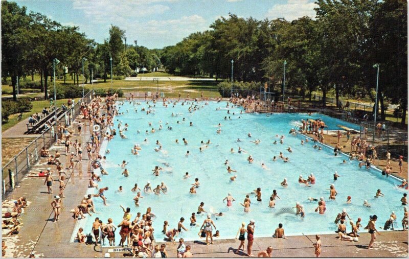 postcard Wisconsin - Green Bay  Joannes Park - people at swimming pool birds eye