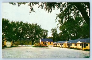 Independence Iowa Postcard Colonial Motel Highway Exterior Building 1960 Vintage