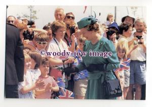 pq0092 - Queen Elizabeth on a walkabout in Guernsey 1989 - postcard