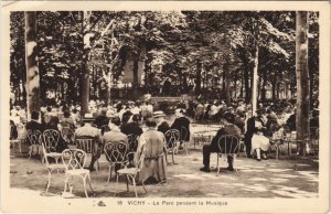 CPA vichy le parc pendant la musique (1157032) 