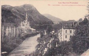 France Lourdes Vue sur le Gave et la Basilique