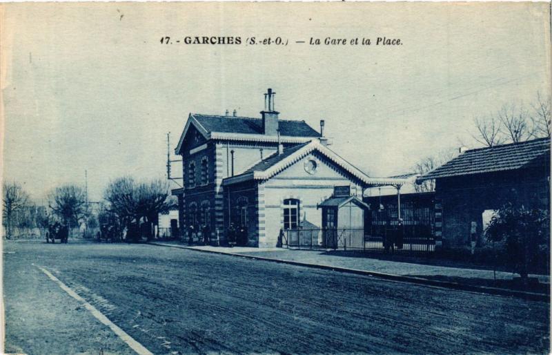 CPA AK Garches La Gare et la Place (413829)