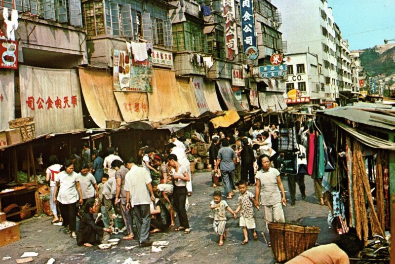 VINTAGE CONTINENTAL SIZE POSTCARD OPEN-AIR STREET MARKET IN KOWLOON 1970s