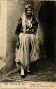 CPA AK Femme Arabe en costume d'interieur ALGERIE (874860)