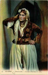 CPA AK Femme Arabe Costume d'interieur ALGERIE (749675)