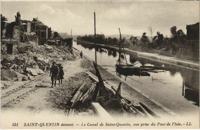 CPA St-QUENTIN devaste Le Canal de St-QUENTIN vue prise du Pont (152183)