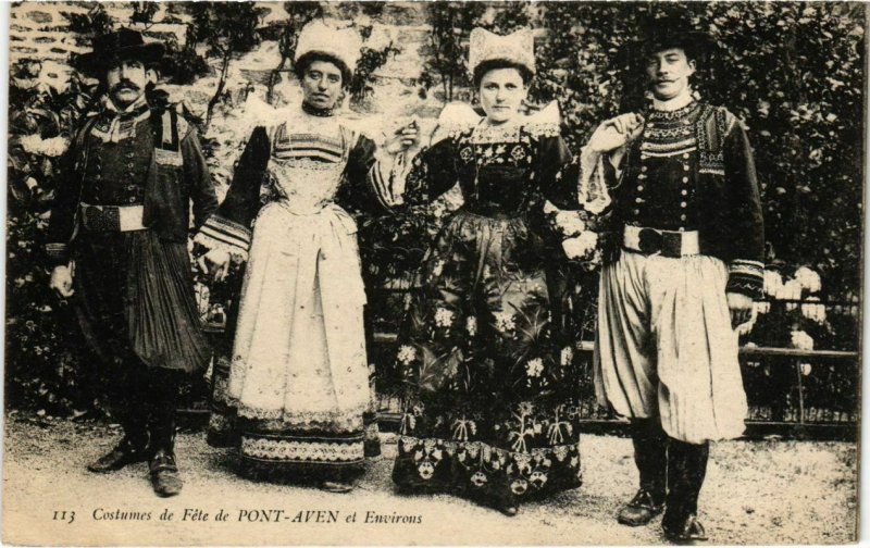 CPA Pont Aven- Costumes FRANCE (1026587)