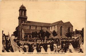 CPA Crozon - L'Église Paroissiale - Un Jour de Procession (205943)