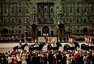 England London The Queen At Entrance To Buckingham Palace