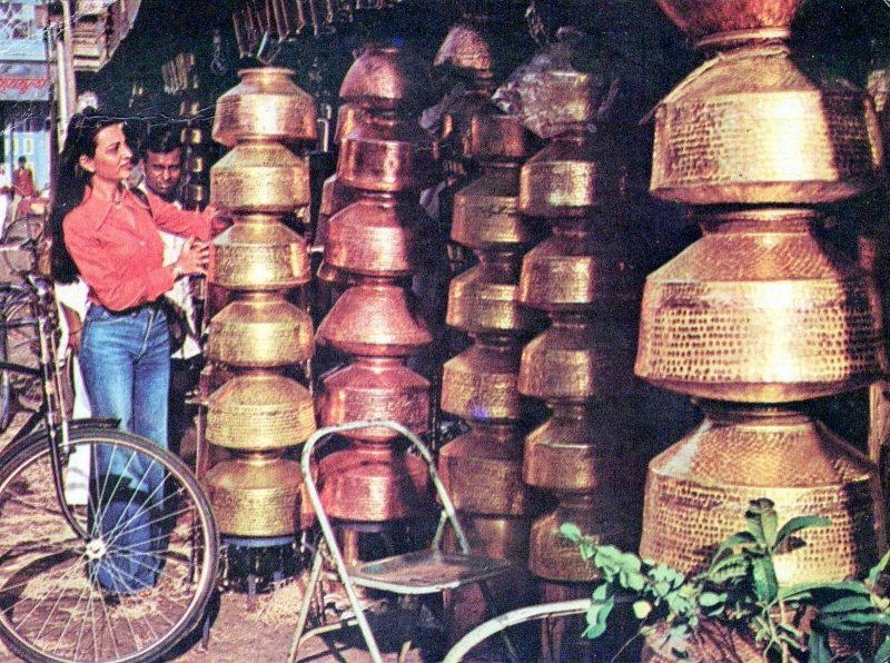 VINTAGE CONTINENTAL SIZE POSTCARD BRASS POT SHOP IN PUNE INDIA (1970s IMAGE)