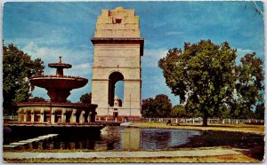 VINTAGE CONTINENTAL SIZE POSTCARD THE INDIA GATE AT NEW DEHLI INDIA POSTED 1971