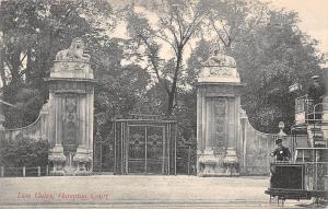 uk26629 lion gates hampton court palace london real photo uk