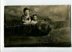 3113679 RUSSIA Grandma w/ Girl on PLANE vintage REAL PHOTO 1913