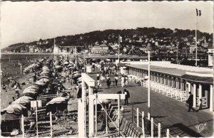 CPA DEAUVILLE Vue d'Ensemble sur la Plage et la Ville (1250168)