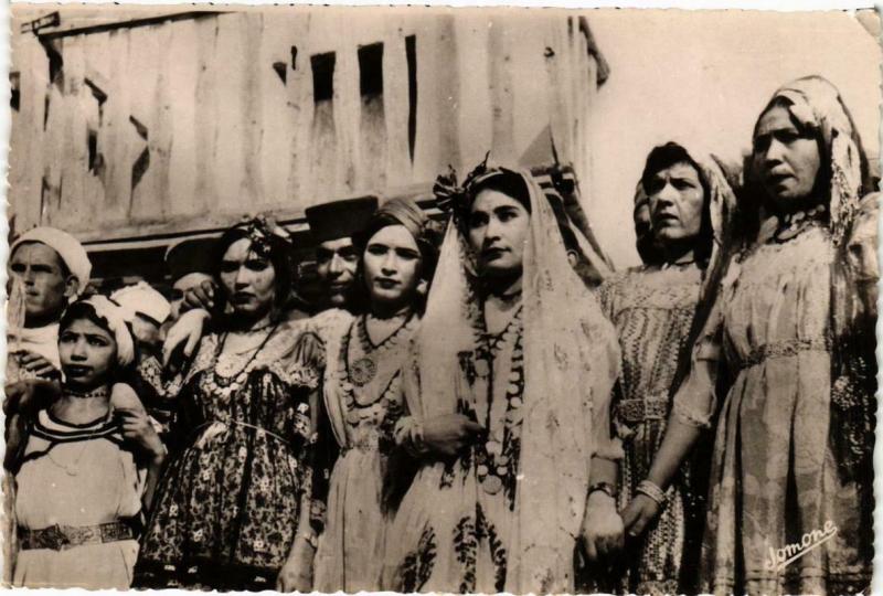 CPA Scenes & Types Danseuses Ouled-Nail Algerie (735744)