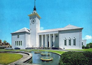 VINTAGE CONTINENTAL SIZE POSTCARD THE CITY HALL BERMUDA MAILED 1984