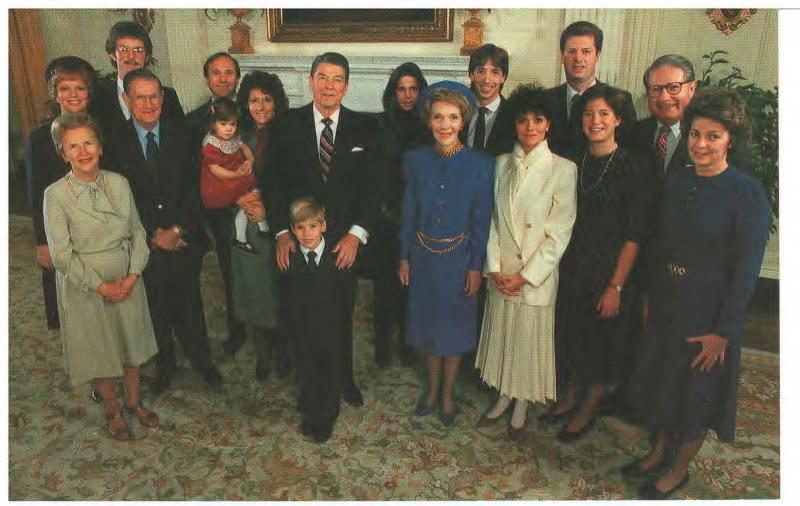 1985 PRESIDENT & MRS.REAGAN AND FAMILY POSE IN WHITE HOUSE PORTRAIT  POSTCARD