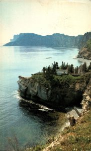 VINTAGE POSTCARD JUTTING ROCK FORMATION AT PARC DU CAP-BON-AMI QUEBEC CANADA