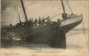 CPA LE CROTOY Un grand bateau au radoub (19185)